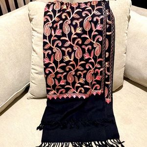 Almost new black patterned shawl